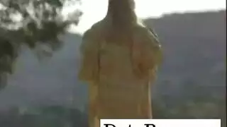 الفراخ سيئة تقوم باليوغا في حمام السباحة، في حين أن الرجل يشاهدهم في العمل. الفراخ سيئة تقوم باليوغا في حمام السباحة، في حين أن الرجل يشاهدهم في العمل.