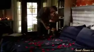 أربعينية هيجانة عارية تركب زب ابن اختها وياكل بزازها و يرش منيه على بطنها