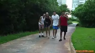 نيك شيميل جماعي مع اربعة رجال على احلى شيميل ينيكوه و يرضع لهم نيك شيميل جماعي مع اربعة رجال على احلى شيميل ينيكوه و يرضع لهم
