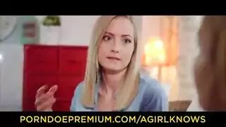 تعرف السكرتيرة الحسية كيف تجعل رئيسها يشعر بتحسن ، بصرف النظر عن أداء وظيفتها. تعرف السكرتيرة الحسية كيف تجعل رئيسها يشعر بتحسن ، بصرف النظر عن أداء وظيفتها.