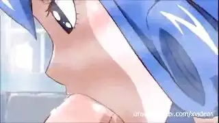 صديقة رمادية اللون مع الثدي الصغيرة والحلمات مرح الجلوس على الوجه