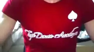 وسيم ، رجل أفريقي يمارس الجنس مع قضيبه وهو يشاهد صديق كتكوت ، بينما يرفع ساقيها عالياً