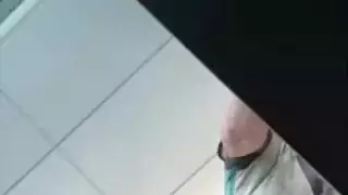 المعلم الناضج يغري الطالب الذي يذاكر كثيرا الأصغر سنا