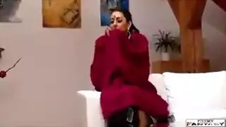 فتاة مثليه شابة ومقرنية للغاية لعقد فرك الهرة العصبية يحصل على كل الزلقة.