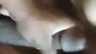 غسل فاتنة الوثن في ربيع الهرة إلى النشوة الجنسية، مع دسار في دش ضخم.