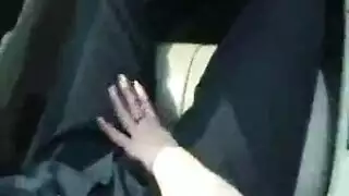 ضابط شرطة مقرن على وشك ممارسة الجنس مع مراهقة صغيرة والتعرف عليها قليلاً