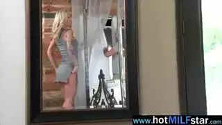 الأبن الهائج ينيك زوج ابيه الممحونة ويدخل زبه الطويل الكبير في كسها المبلول