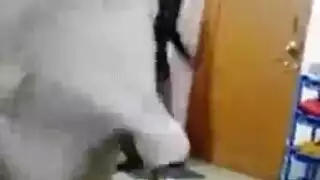 الفتيات الجامعي الطازج يصنعن الحب في الحمام لا يعرف أن غرفة الفندق الأخرى قاب قوسين أو أدنى. الفتيات الجامعي الطازج يصنعن الحب في الحمام لا يعرف أن غرفة الفندق الأخرى قاب قوسين أو أدنى.