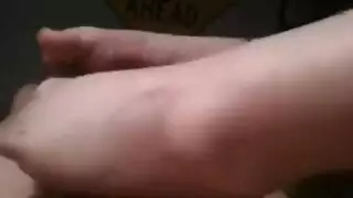 ذهبت الفتاة السمين ، والهواة مع النمش وجمل مشذبة إلى مكتب مدلكتها مثليه