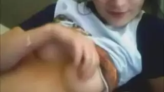 مثير امرأة سمراء في سن المراهقة في ثوب الربيع