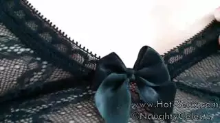 شقراء مثيرة تحصل على البصاق تحميصها من قبل أصدقائها ، خلال الثلاثي إغرائي على البحيرة