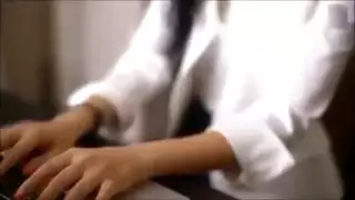 سيدة المكتب لديها فضول للقيام ببعض الأعمال الشخصية والاحتفاظ بكاميرا خفية تسجل لها