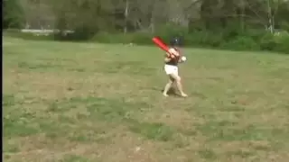 مدرب ذو عقلية قذرة يرصد لاعبًا مراهقًا بريئًا وهو يضرب الكرات في الملعب، ويريد أن يدخل مضربه في اللعبة