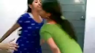 الفاسقة القذرة مرحبًا أيها العاهرات المثيرات ، هل تريد أن تشاهد مقطع فيديو رائعًا لي وأنا أتألم من قبل زميلتي في الغرفة الساخنة أثناء وجودنا في نزل؟ أنت تعرف أين تجدني اتصل بي الآن على اسمي