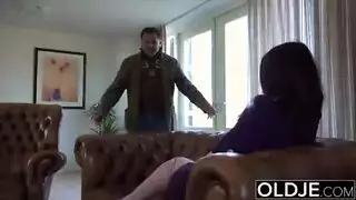كبار السن يرتدون ملابس مثيرة ، مثل مارلين مونرو ، يستمتعون على المسرح كبار السن يرتدون ملابس مثيرة ، مثل مارلين مونرو ، يستمتعون على المسرح