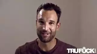 المرأة الناضجة المسيطرة أم بزاز كبيرة تركب على زب النياك الشاب وهو مكبل في السرير