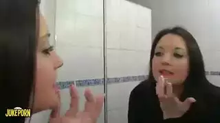 ملفاية حيحانة سمينة تلحس زب و طيز نياكها المزارع و بنت صغيرة تأكل كسها