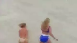 جبهة مورو مفلس ، نيكول يركب عصا اللحم الضخمة لرجلها ، بينما على الأرض. جبهة مورو مفلس ، نيكول يركب عصا اللحم الضخمة لرجلها ، بينما على الأرض.