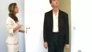 نيك فرنسي في حمام عام و زب كبير في فم الفتاة و كسها