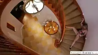 حصلت كوري في حالة سكر قليلا و تقرر ممارسة العادة السرية في الحمام أمام الرجل لها حصلت كوري في حالة سكر قليلا و تقرر ممارسة العادة السرية في الحمام أمام الرجل لها