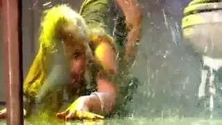سارة فانديلا تعمل من أجل شريكها، الذي هو في حبها، والداعر لها كل يوم سارة فانديلا تعمل من أجل شريكها، الذي هو في حبها، والداعر لها كل يوم