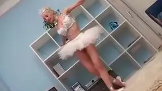 راقصة باليه بمؤخرة جميلة ، مستديرة ، تحب داستي أن تقوم بغسل ملابسها ، على الأريكة