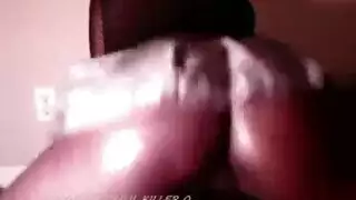 يدخل لها الزب بقوة في كسه المحلوق و هي تفتح له رجليها حتى ينيكها و يدلعا يدخل لها الزب بقوة في كسه المحلوق و هي تفتح له رجليها حتى ينيكها و يدلعا