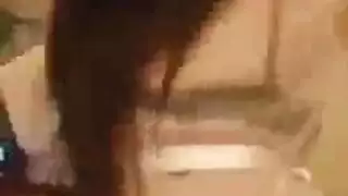 اثنين من السمراوات السرياء الساخنة يتبولون على الأرض أثناء وجود الثلاثي مثليه عاطفي. اثنين من السمراوات السرياء الساخنة يتبولون على الأرض أثناء وجود الثلاثي مثليه عاطفي.