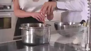 نيك ساخن في المطبخ الزوج ينيك زوجته أم صدر كبير حتى يقذف على بزازها