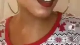 فاتنة موضوعة مع نظارات، تيفاني دمية تعطي دروسا من اللسان مجانا إلى والدها. فاتنة موضوعة مع نظارات، تيفاني دمية تعطي دروسا من اللسان مجانا إلى والدها.