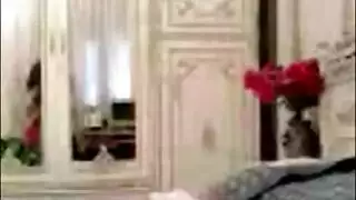 تلميذة عربية تقبّل أمام صديقها الأسود ، يمسكها لكنها تتعامل مع وشاح الحرير. تلميذة عربية تقبّل أمام صديقها الأسود ، يمسكها لكنها تتعامل مع وشاح الحرير.
