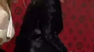 تقوم السحاقيات البراقة بلعق الثدي المرحة لبعضهن البعض بحماس ، بينما لا يوجد أحد في المنزل تقوم السحاقيات البراقة بلعق الثدي المرحة لبعضهن البعض بحماس ، بينما لا يوجد أحد في المنزل