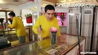 سكس مترجم - جوردي ينيك زهرة الكس وتمسك به صاحبة متجر الأزهار الشرموطة وتريه الكس الوردي الحقيقي وتتناك من زبره الضخم