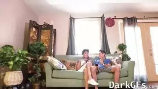 يتم الحصول على مزدوج العسل قرنية أثناء انتظار أن يتوقف صديقاتها ويبدأون في سخيفها. يتم الحصول على مزدوج العسل قرنية أثناء انتظار أن يتوقف صديقاتها ويبدأون في سخيفها.