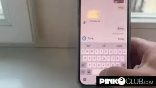 لا يمكنها الانتظار لإخراج الديك من سراويلها الداخلية وتبدأ في وضع فمها في ملابسها لا يمكنها الانتظار لإخراج الديك من سراويلها الداخلية وتبدأ في وضع فمها في ملابسها