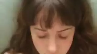 يحصل مارس الجنس في سن المراهقة العينين الزرقاء من قبل رجل كبير السن