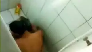 سكس هندي في الحمام حامي نار ينيك فيه الشاب شرموطته بحرارة حتى يقذف