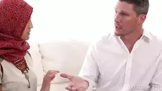 هندية محجبة عارية على طالوة المساج و مدلكها يتحرش بها و تستجيب له