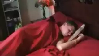 أمي الخطوة الإسبانية هي لعق كس ابنتها لطيفة، وردي كس، بينما في الطابق السفلي