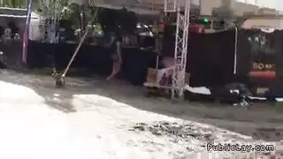 أجاتا امرأة سمراء والرصاص في مكان ما في الطبيعة لوضع ديك في فمها أجاتا امرأة سمراء والرصاص في مكان ما في الطبيعة لوضع ديك في فمها