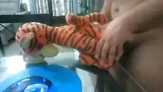 اثنان من السيدات الألمان المجندين يفركان بوسهم البرية ويحاولان جعل شريكهن نائب الرئيس. اثنان من السيدات الألمان المجندين يفركان بوسهم البرية ويحاولان جعل شريكهن نائب الرئيس.