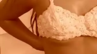 نيك برازيلي جماعي و ازبار كبيرة واقفة في فم الفتاة و في كسها و طيزها الكبير