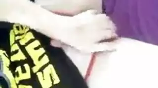 تم القبض على شقراء باللون الأحمر والخروج اللاتكس وشريكها الوسيم متجرا على شارع مزدحم