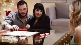 شابة مثيرة تتمحن على زب أخيها من أبيها العاري في الحمام و تلعب في كسها ويراها فتكون المفاجأة