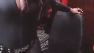 تدخين فاتنة الساخنة هو الحصول على مارس الجنس من الخلف ، من قبل رجل لديه الديك كبير. تدخين فاتنة الساخنة هو الحصول على مارس الجنس من الخلف ، من قبل رجل لديه الديك كبير.