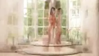 الفتيات الصغيرات يحصلن على متجر ألعاب محلي ولعب مع رجل غريب الفتيات الصغيرات يحصلن على متجر ألعاب محلي ولعب مع رجل غريب