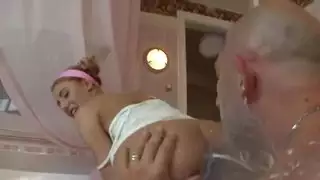 يحصل المراهقون الساخنون على ملابس عارية لرجل واحد وفي كل مرة يضاجعهم في مكان عام