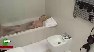 الزوجة الجميلة أخيراً تقبل أنها تتناك في الحمام من زوجها على الرغم من إنها عايزة تأخد شاور الزوجة الجميلة أخيراً تقبل أنها تتناك في الحمام من زوجها على الرغم من إنها عايزة تأخد شاور