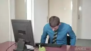 تذهب للعمل مع قلبها مفتوحة لأنها تلتقي زميلها شقراء الذي يريد دائما الجنس تذهب للعمل مع قلبها مفتوحة لأنها تلتقي زميلها شقراء الذي يريد دائما الجنس