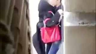 أمين شرطة زانق مرات البواب الوتكة تحت السلم و يقلعها و يفرشها و يجيبهم